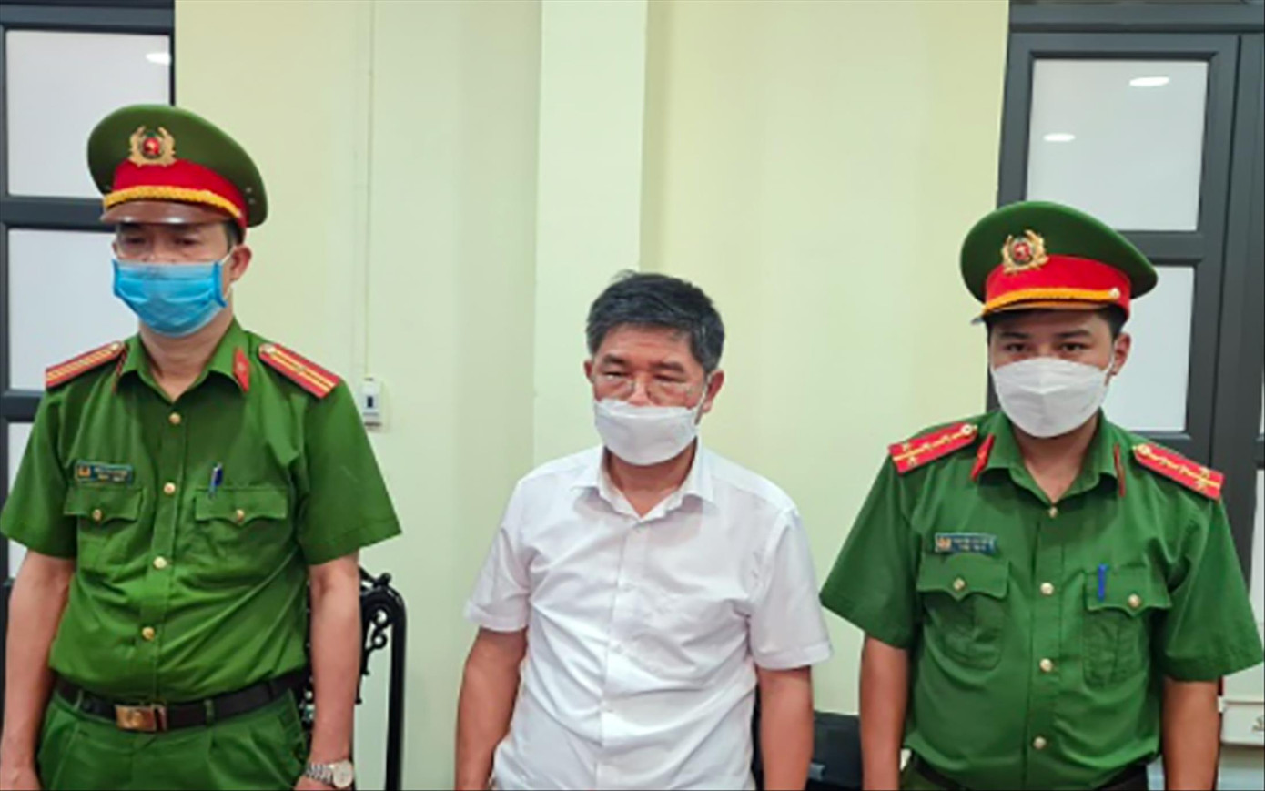 Cơ quan chức năng tống đạt quyết định khởi tố ông Ðặng Văn Thủy