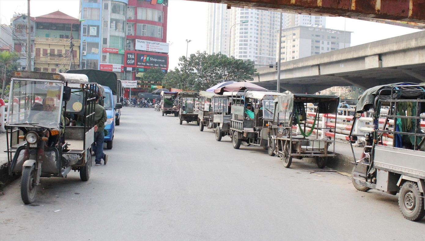 Xe ba bánh dừng đỗ tràn lan cả hai bên đường tại Cầu Dậu – Vành đai 3