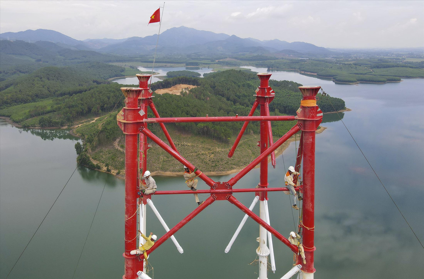 Đường dây 500kV xuyên từng cánh rừng, quả đồi Đường dây 500kV xuyên từng cánh rừng, quả đồi