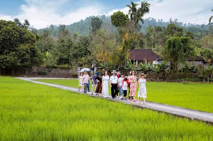 Du khách về với làng cổ Du khách về với làng cổ