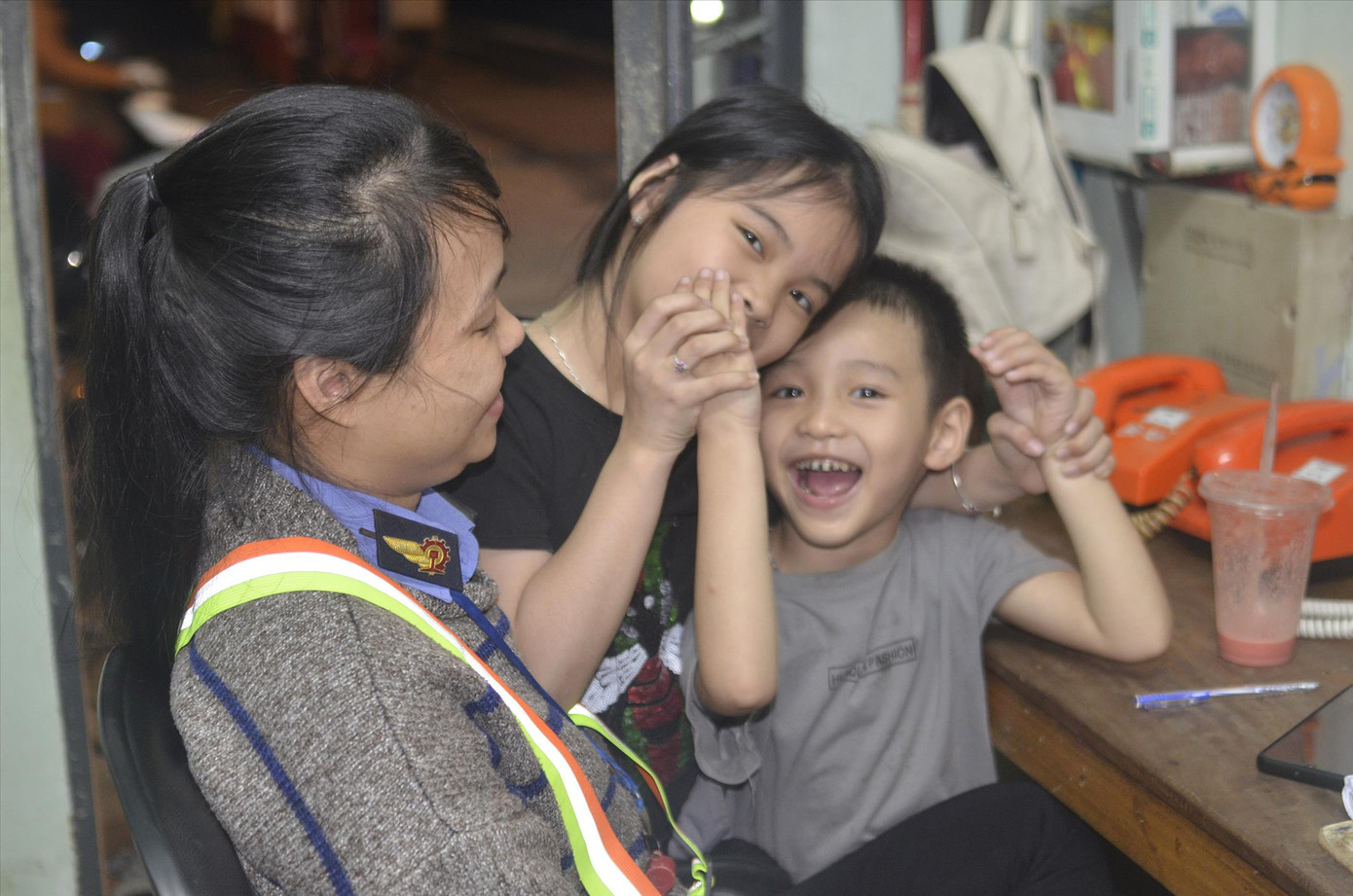 Mẹ con chị Huyền trong giờ giải lao.