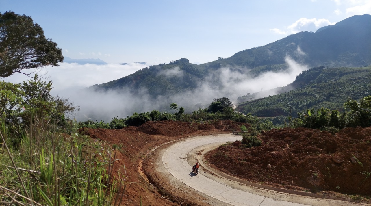 Đường lên đỉnh Sa Mù nơi có độ cao 1.400 so với mực nước biển Đường lên đỉnh Sa Mù nơi có độ cao 1.400 so với mực nước biển