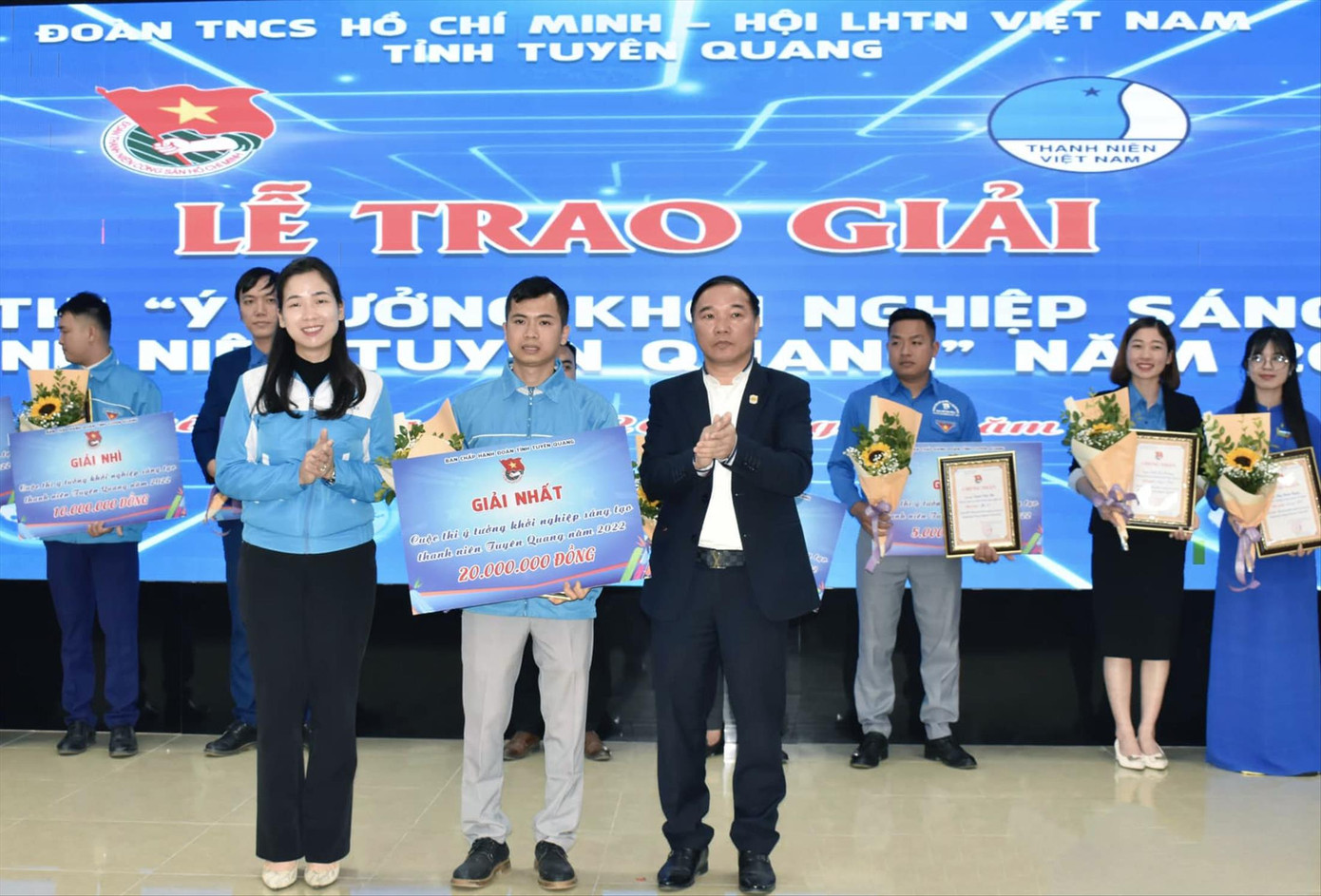 Ban tổ chức trao giải Nhất cuộc thi cho thí sinh Nguyễn Văn Thắng