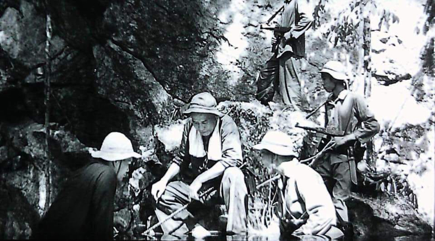 Thiếu tướng Võ Bẩm (người quàng khăn) kiểm tra công tác mở đường Trường Sơn - Hồ Chí Minh. Ảnh: TL Thiếu tướng Võ Bẩm (người quàng khăn) kiểm tra công tác mở đường Trường Sơn - Hồ Chí Minh. Ảnh: TL