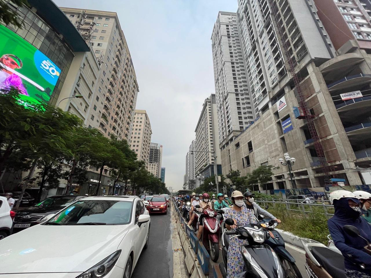 Thanh tra Bộ Xây dựng và Thành phố Hà Nội vừa qua đưa ra nhiều quan điểm khác nhau về đường Lê Văn Lương bị "nhồi" nhà cao tầng gây ngột ngạt (Ảnh: Như Ý) Thanh tra Bộ Xây dựng và Thành phố Hà Nội vừa qua đưa ra nhiều quan điểm khác nhau về đường Lê Văn Lương bị "nhồi" nhà cao tầng gây ngột ngạt (Ảnh: Như Ý)