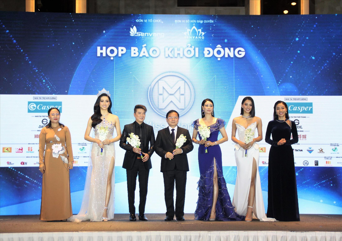 Đại diện Ban Tổ chức Miss World Vietnam 2021 tặng hoa cho 5 thành viên Ban Giám khảo Ảnh: Ngô Tùng