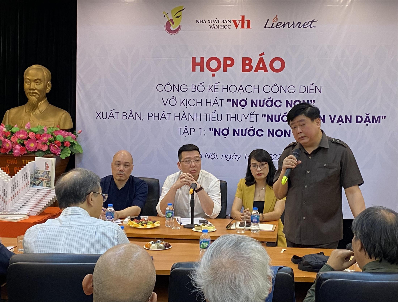 PGS.TS Nguyễn Thế Kỷ giới thiệu tập đầu tiên của bộ ba tiểu thuyết “Nước non vạn dặm” về Hồ Chủ tịch. Ảnh: KỲ SƠN PGS.TS Nguyễn Thế Kỷ giới thiệu tập đầu tiên của bộ ba tiểu thuyết “Nước non vạn dặm” về Hồ Chủ tịch. Ảnh: KỲ SƠN