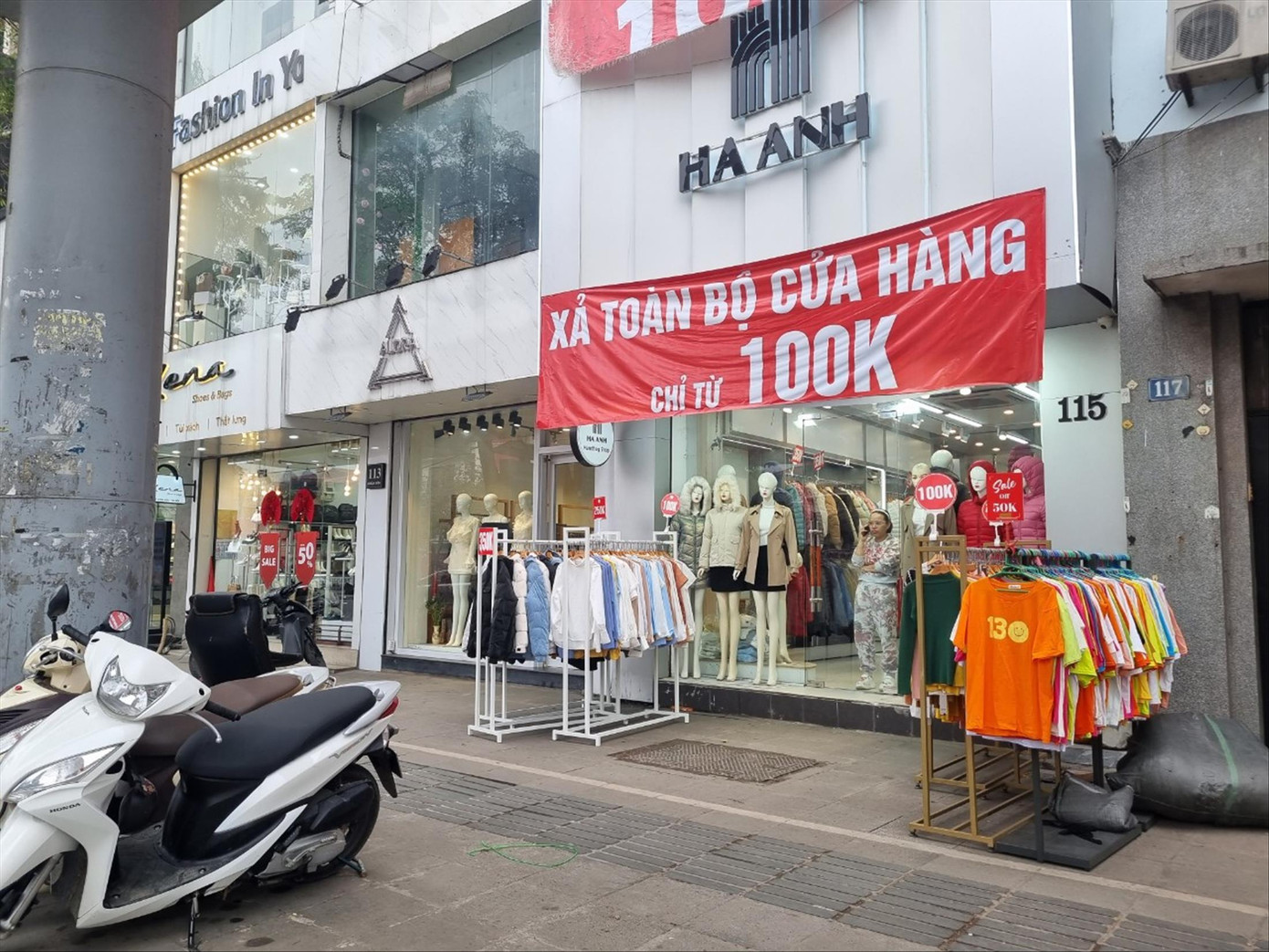 Cửa hàng treo biển giảm giá trên phố Chùa Bộc (Đống Đa, Hà Nội). Ảnh: Ngọc Mai Cửa hàng treo biển giảm giá trên phố Chùa Bộc (Đống Đa, Hà Nội). Ảnh: Ngọc Mai