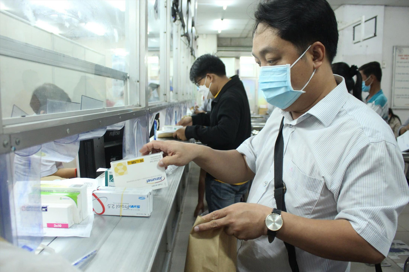 Mua thuốc theo đúng đơn bác sĩ, nhưng người bệnh vẫn phập phồng nỗi lo “may nhờ, rủi chịu”. Ảnh: V.S Mua thuốc theo đúng đơn bác sĩ, nhưng người bệnh vẫn phập phồng nỗi lo “may nhờ, rủi chịu”. Ảnh: V.S