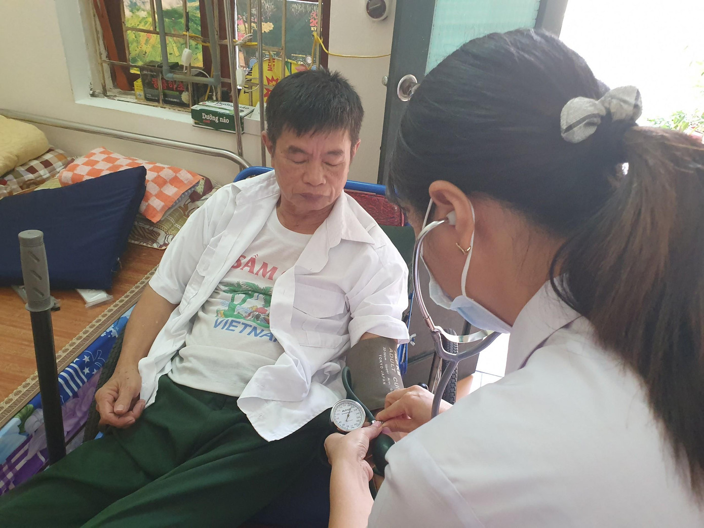 Thăm khám cho thương binh Thăm khám cho thương binh