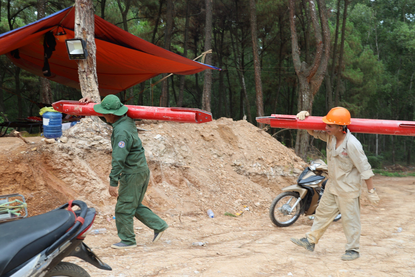 Trụ cột điện ở địa hình hiểm trở, máy móc không thể vào, công nhân phải làm việc thủ công