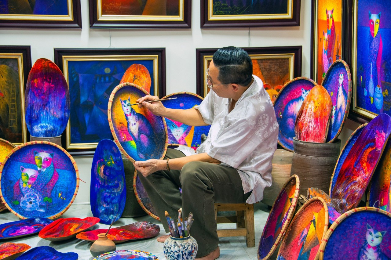 Ngoài Rồng, họa sĩ Hoàng Trúc còn thích vẽ mèo. Hiện nhà ông có bộ sưu tập hàng trăm bức tranh mèo Ngoài Rồng, họa sĩ Hoàng Trúc còn thích vẽ mèo. Hiện nhà ông có bộ sưu tập hàng trăm bức tranh mèo