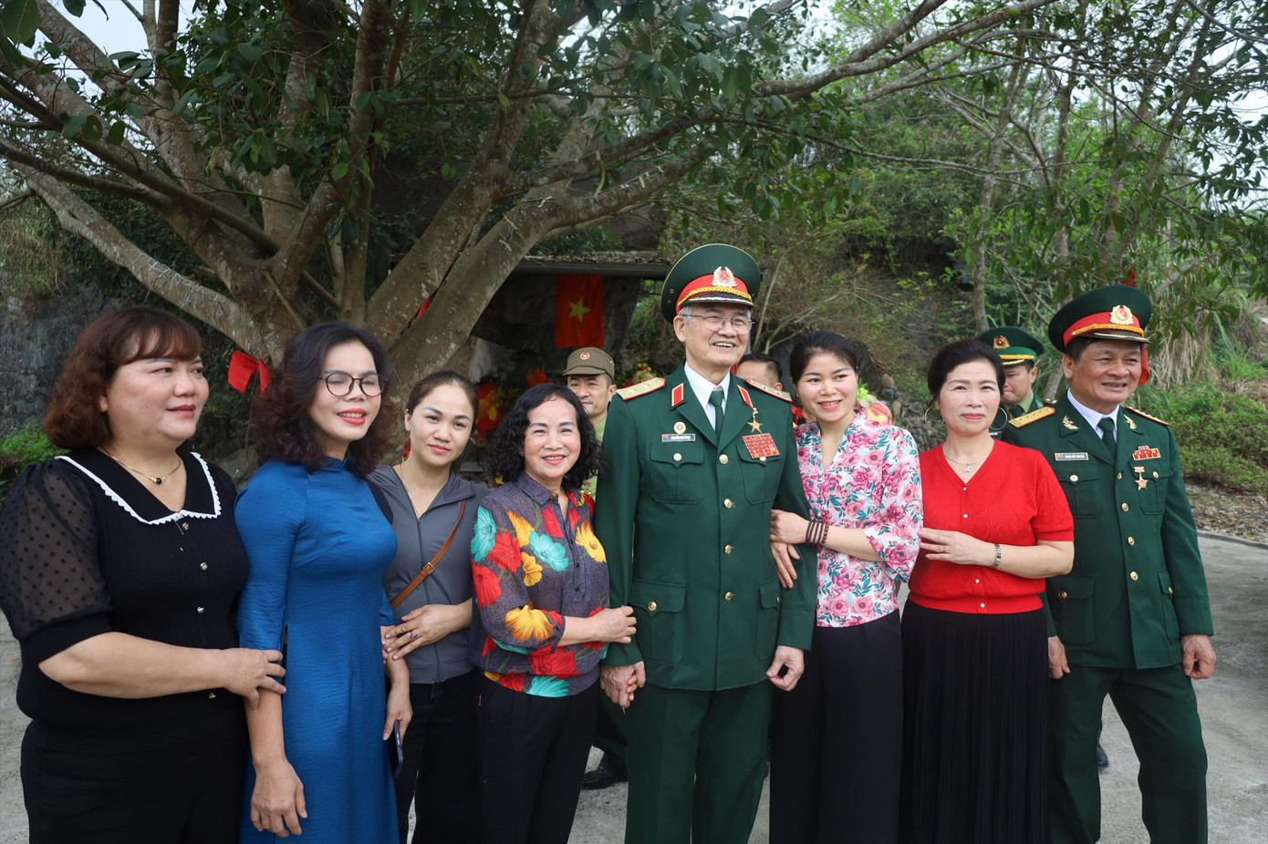 Trưa 21/2, Trung tướng Nguyễn Như Hoạt trò chuyện với người dân địa phương tại Đồng Đăng. Ảnh: Duy Chiến Trưa 21/2, Trung tướng Nguyễn Như Hoạt trò chuyện với người dân địa phương tại Đồng Đăng. Ảnh: Duy Chiến