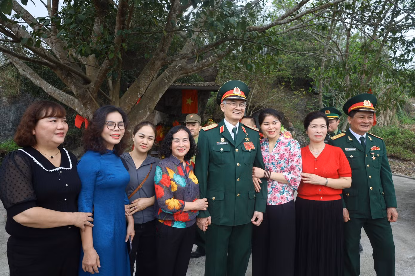 Trưa 21/2, Trung tướng Nguyễn Như Hoạt trò chuyện với người dân địa phương tại Đồng Đăng. Ảnh: Duy Chiến
