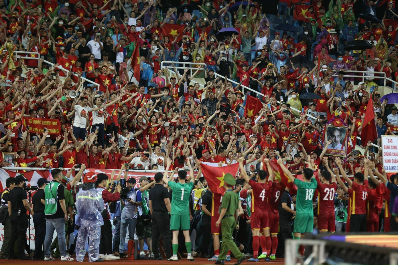 Cuồng nhiệt cổ vũ trong sân vận động và hân hoan ăn mừng chiến thắng trên đường phố. Ảnh: Như Ý - Mạnh Thắng - Trọng Tài Cuồng nhiệt cổ vũ trong sân vận động và hân hoan ăn mừng chiến thắng trên đường phố. Ảnh: Như Ý - Mạnh Thắng - Trọng Tài
