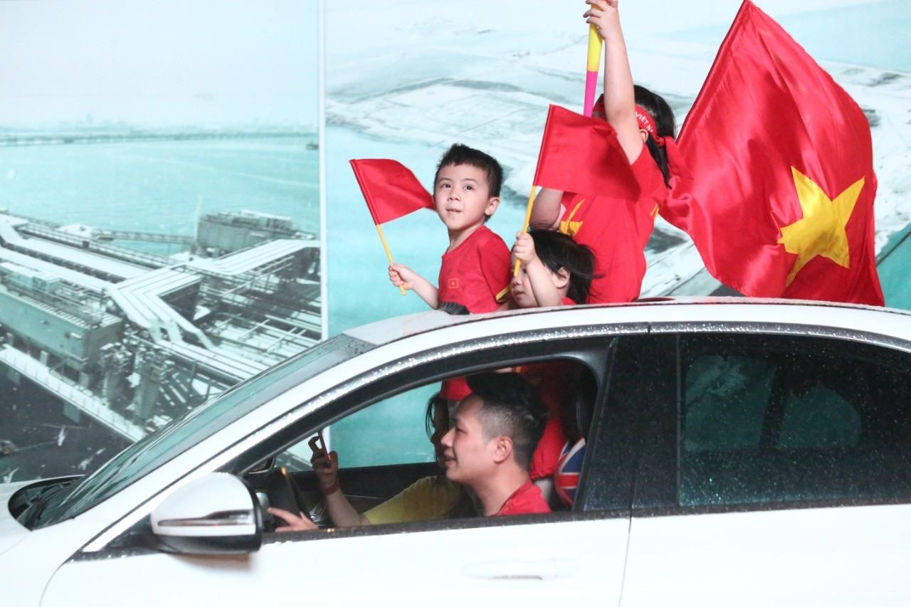 Cuồng nhiệt cổ vũ trong sân vận động và hân hoan ăn mừng chiến thắng trên đường phố. Ảnh: Như Ý - Mạnh Thắng - Trọng Tài Cuồng nhiệt cổ vũ trong sân vận động và hân hoan ăn mừng chiến thắng trên đường phố. Ảnh: Như Ý - Mạnh Thắng - Trọng Tài