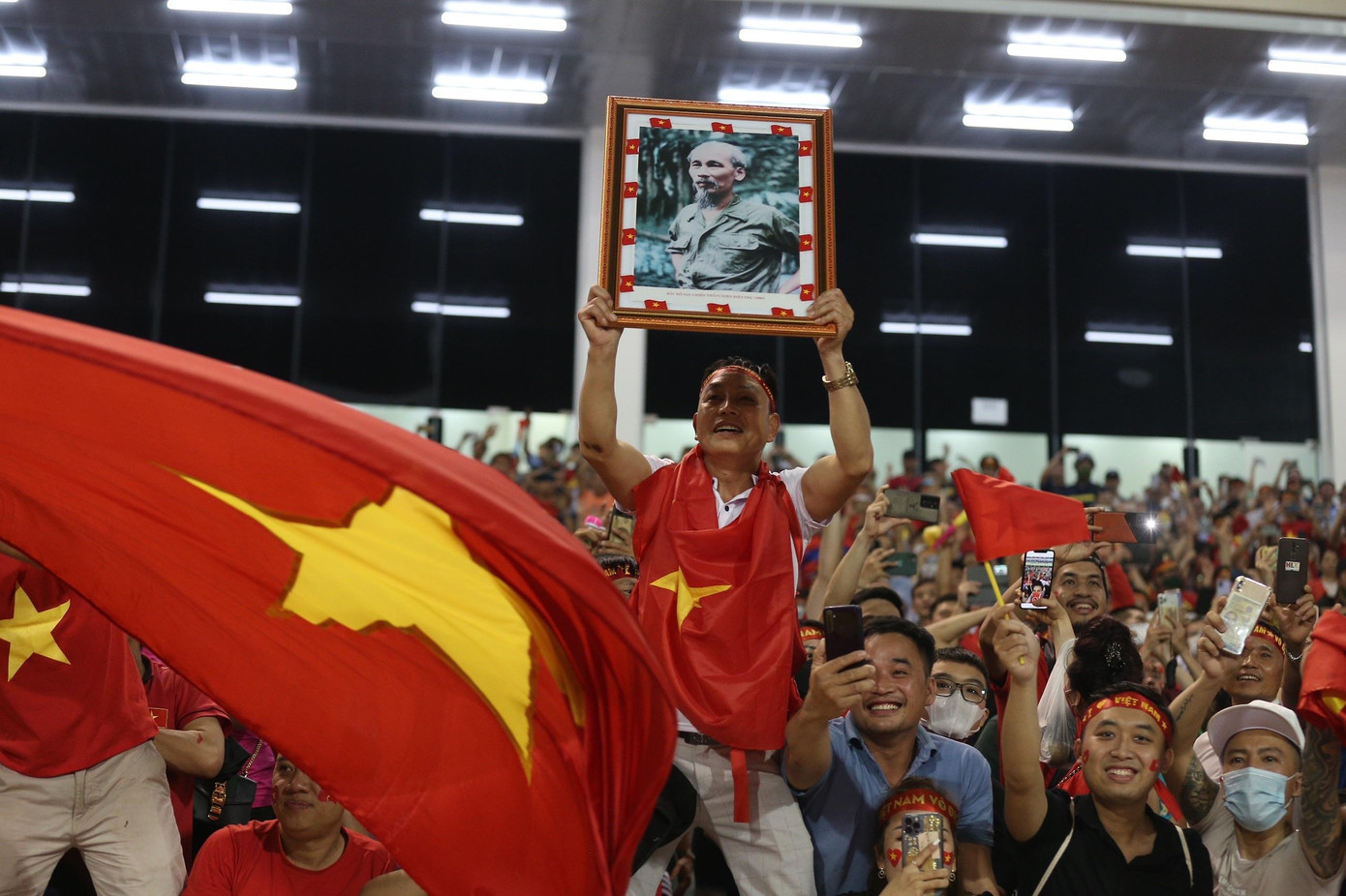 Cuồng nhiệt cổ vũ trong sân vận động và hân hoan ăn mừng chiến thắng trên đường phố. Ảnh: Như Ý - Mạnh Thắng - Trọng Tài Cuồng nhiệt cổ vũ trong sân vận động và hân hoan ăn mừng chiến thắng trên đường phố. Ảnh: Như Ý - Mạnh Thắng - Trọng Tài