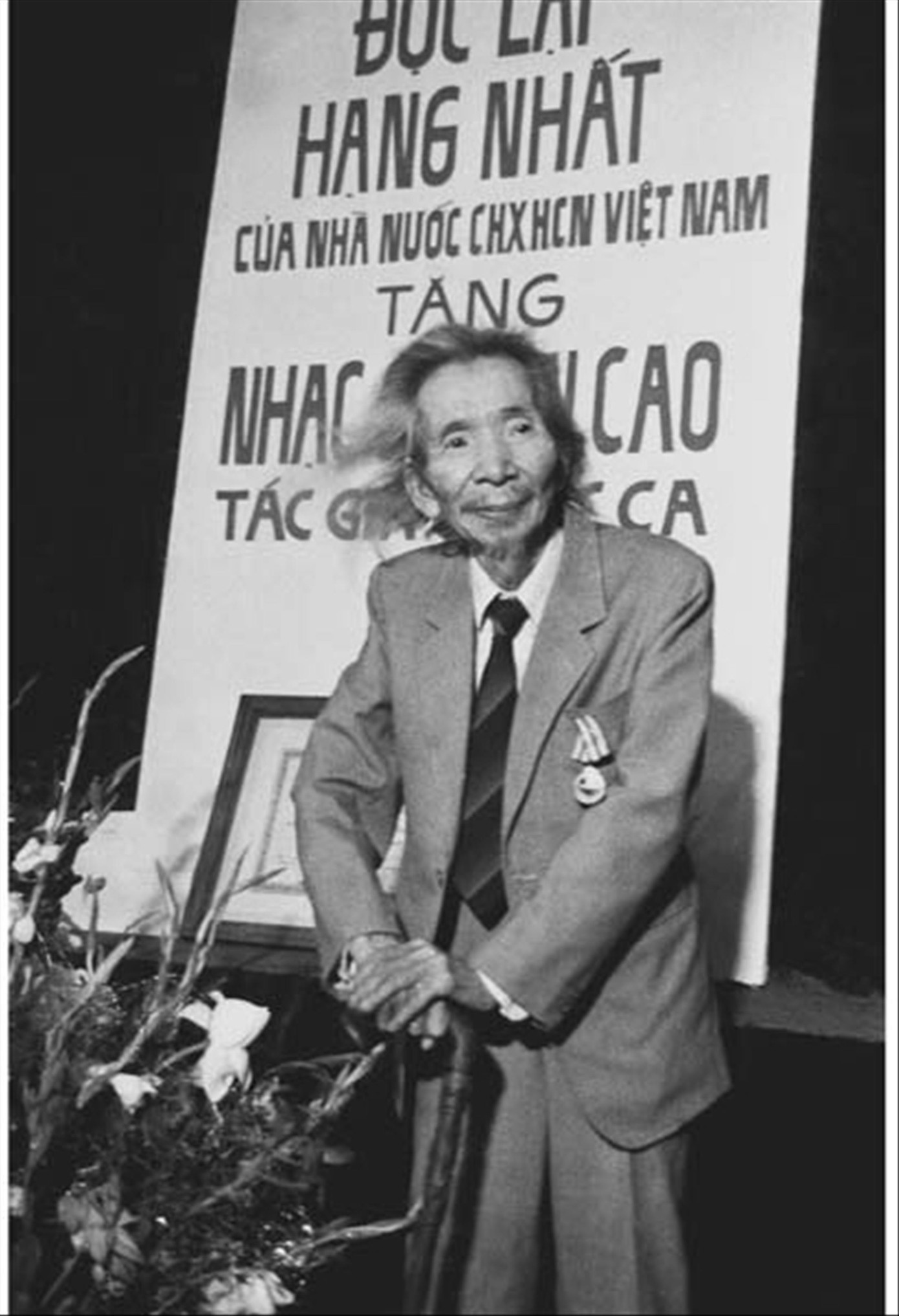 Văn Cao được trao tặng Huân chương Độc Lập hạng Nhất tháng 6/1993