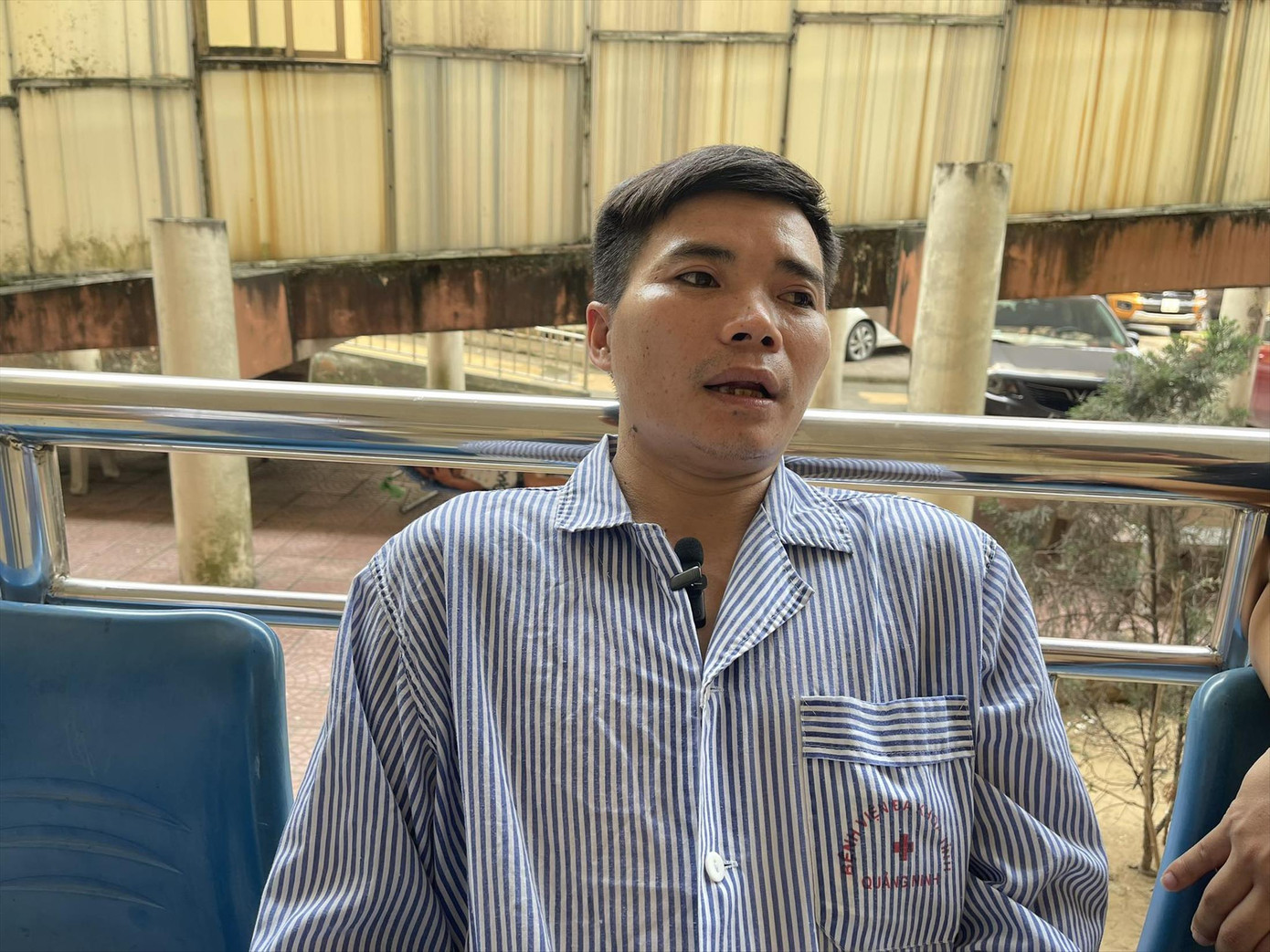 Công nhân Nguyễn Quốc Khánh bàng hoàng kể lại sự việc.