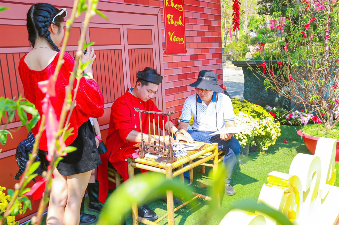 Các khu điểm du lịch tại Đà Nẵng chuẩn bị sản phẩm đậm chất Tết phục vụ du khách. Các khu điểm du lịch tại Đà Nẵng chuẩn bị sản phẩm đậm chất Tết phục vụ du khách.