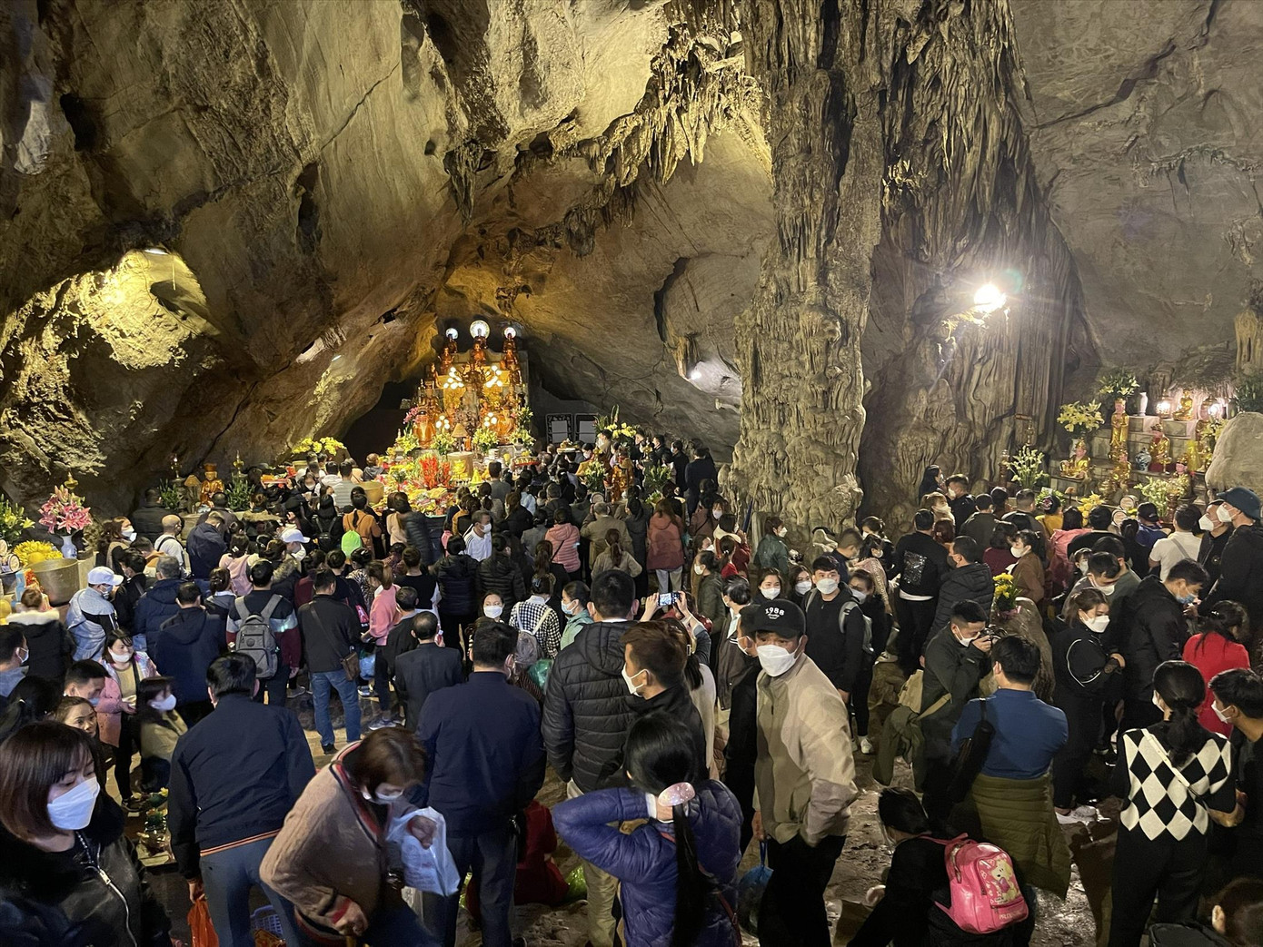 Động Hương Tích luôn là nơi đông người hành lễ trong quần thể di tích thắng cảnh Hương Sơn. Ảnh: Trọng Tài Động Hương Tích luôn là nơi đông người hành lễ trong quần thể di tích thắng cảnh Hương Sơn. Ảnh: Trọng Tài