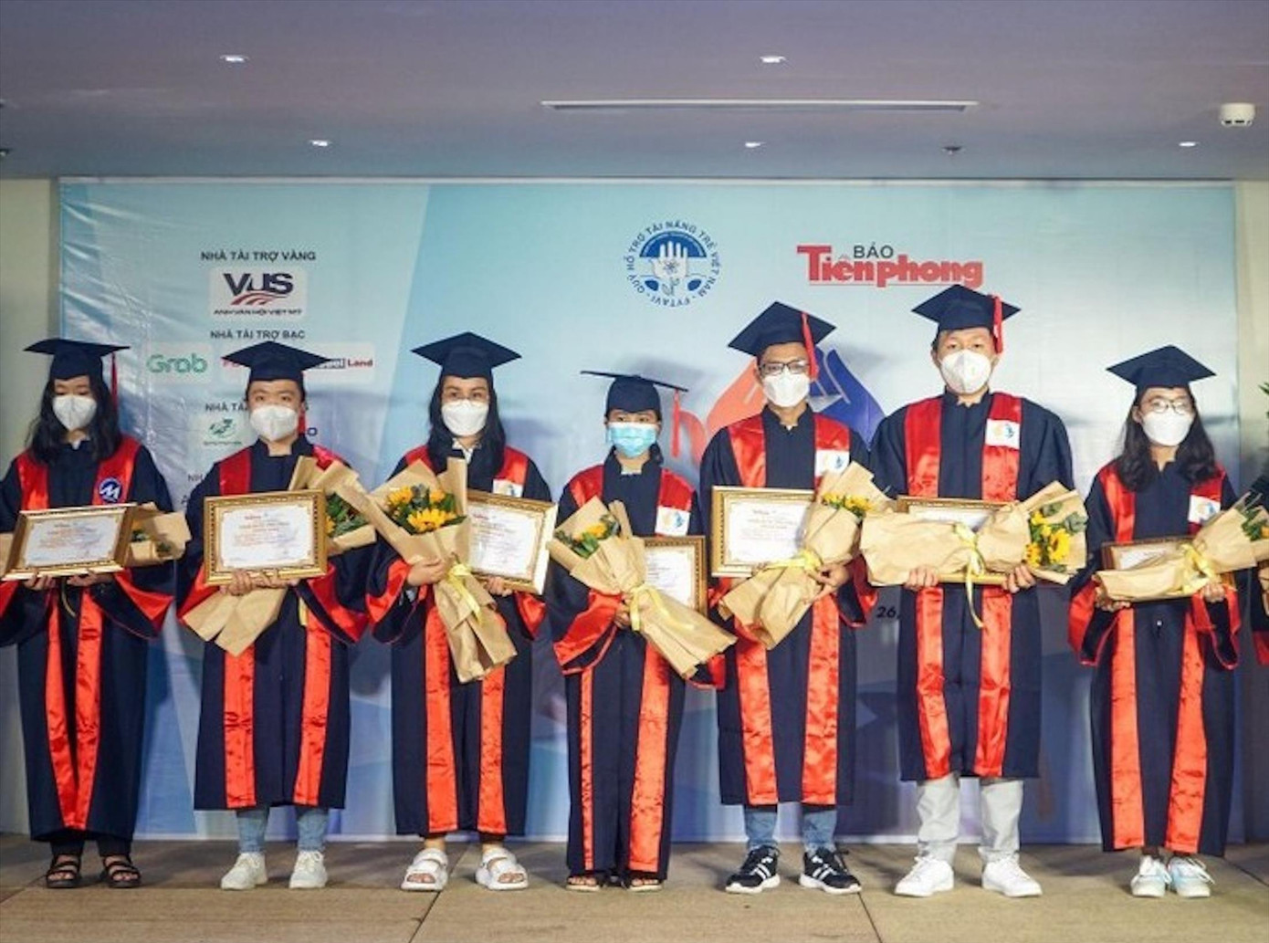 Các sinh viên nhận học bổng “Nâng bước thủ khoa” năm 2021 Các sinh viên nhận học bổng “Nâng bước thủ khoa” năm 2021