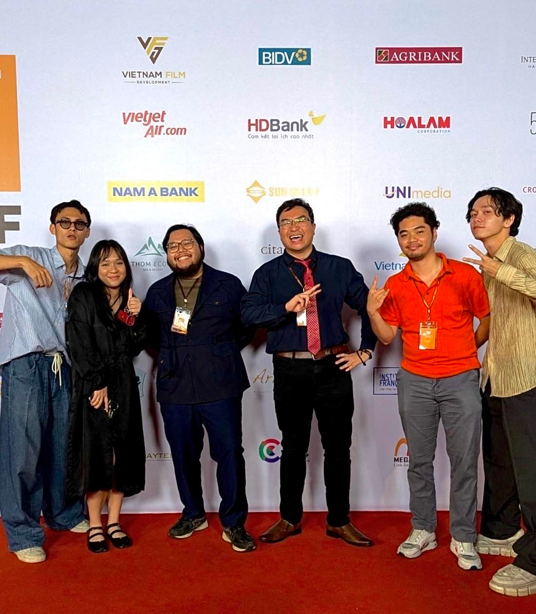 Nhà phê bình Nguyên Lê (thứ 3 từ phải sang) và những nhà làm phim trẻ Việt Nam của Spring Auteurs Nhà phê bình Nguyên Lê (thứ 3 từ phải sang) và những nhà làm phim trẻ Việt Nam của Spring Auteurs