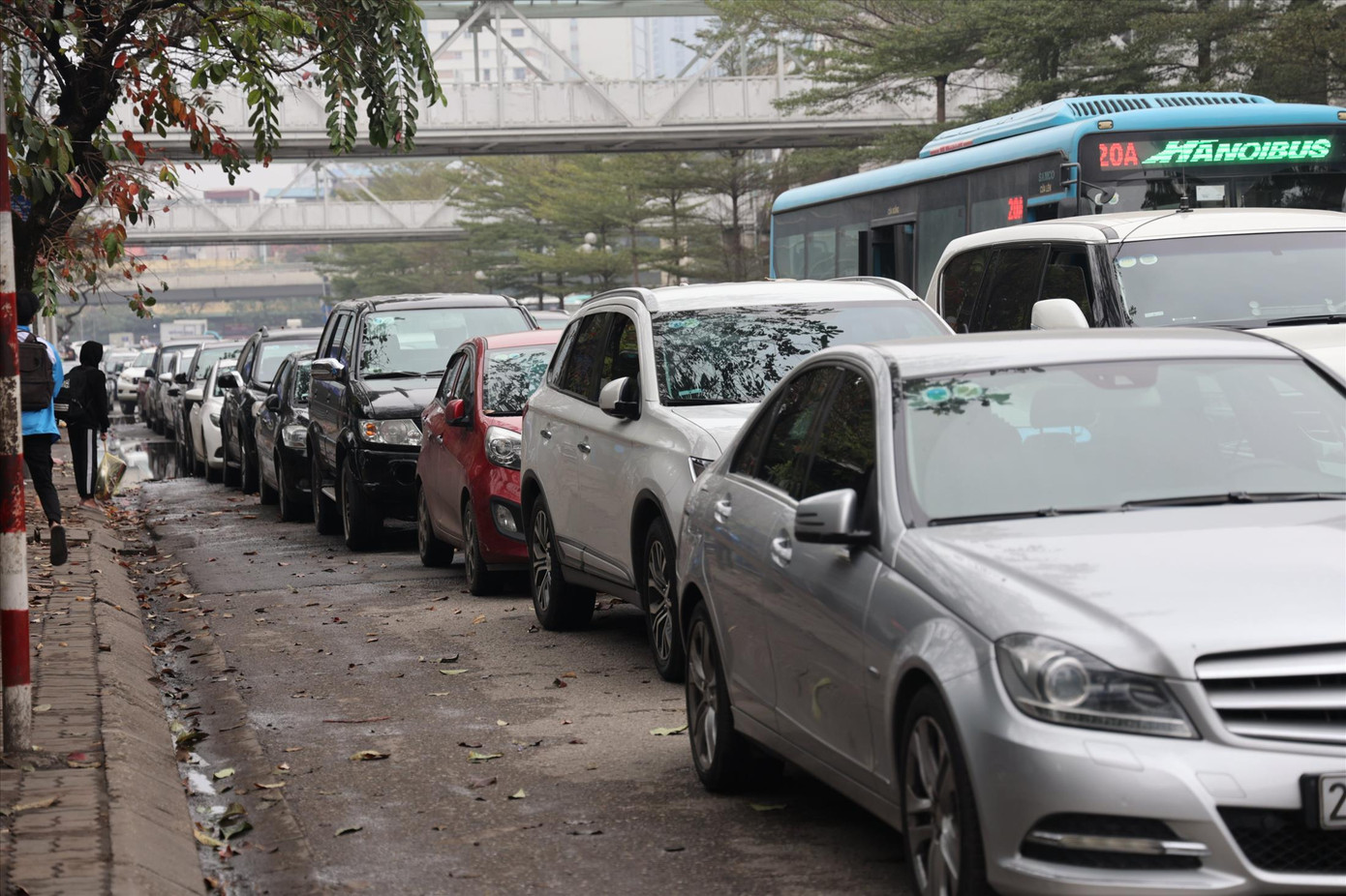 Xe chờ đăng kiểm cuối năm tại Hà Nội. Ảnh: Hoàng Mạnh Thắng