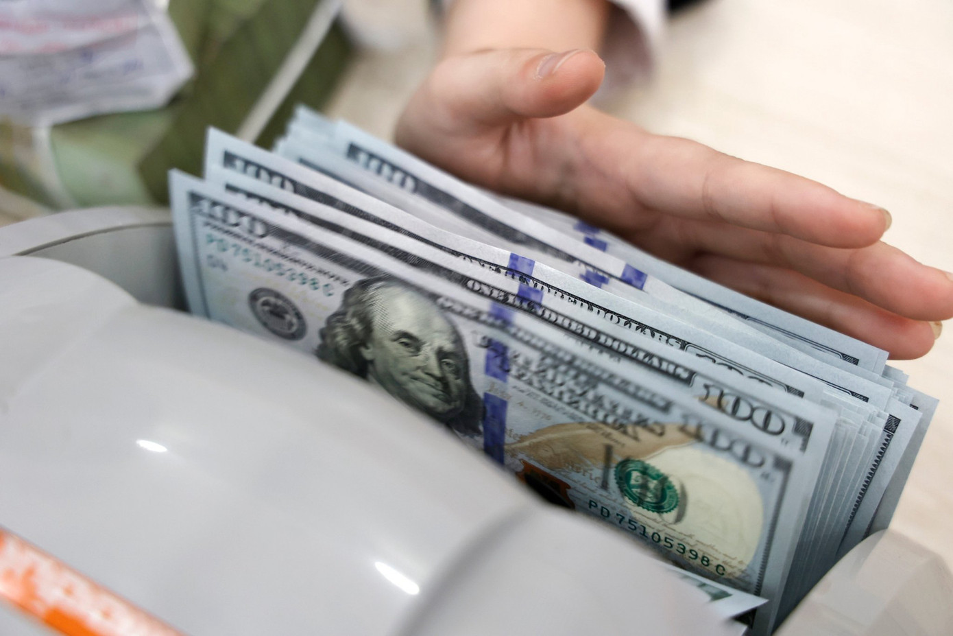 Ngân hàng Nhà nước can thiệp bước 2 khi bán ngoại tệ ra thị trường. Ảnh: Như Ý