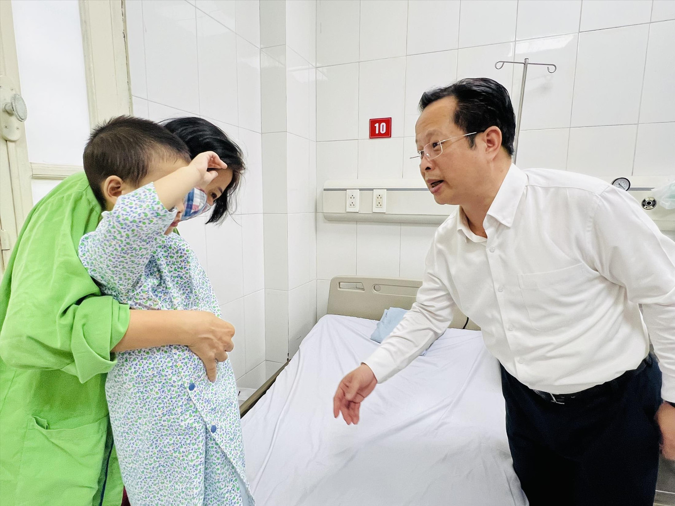 Ngày 14/9, lãnh đạo Sở GD&amp;ĐT Hà Nội thăm hỏi cô giáo, học sinh bị thương trong vụ cháy đang được điều trị tại Bệnh viện Xanh Pôn