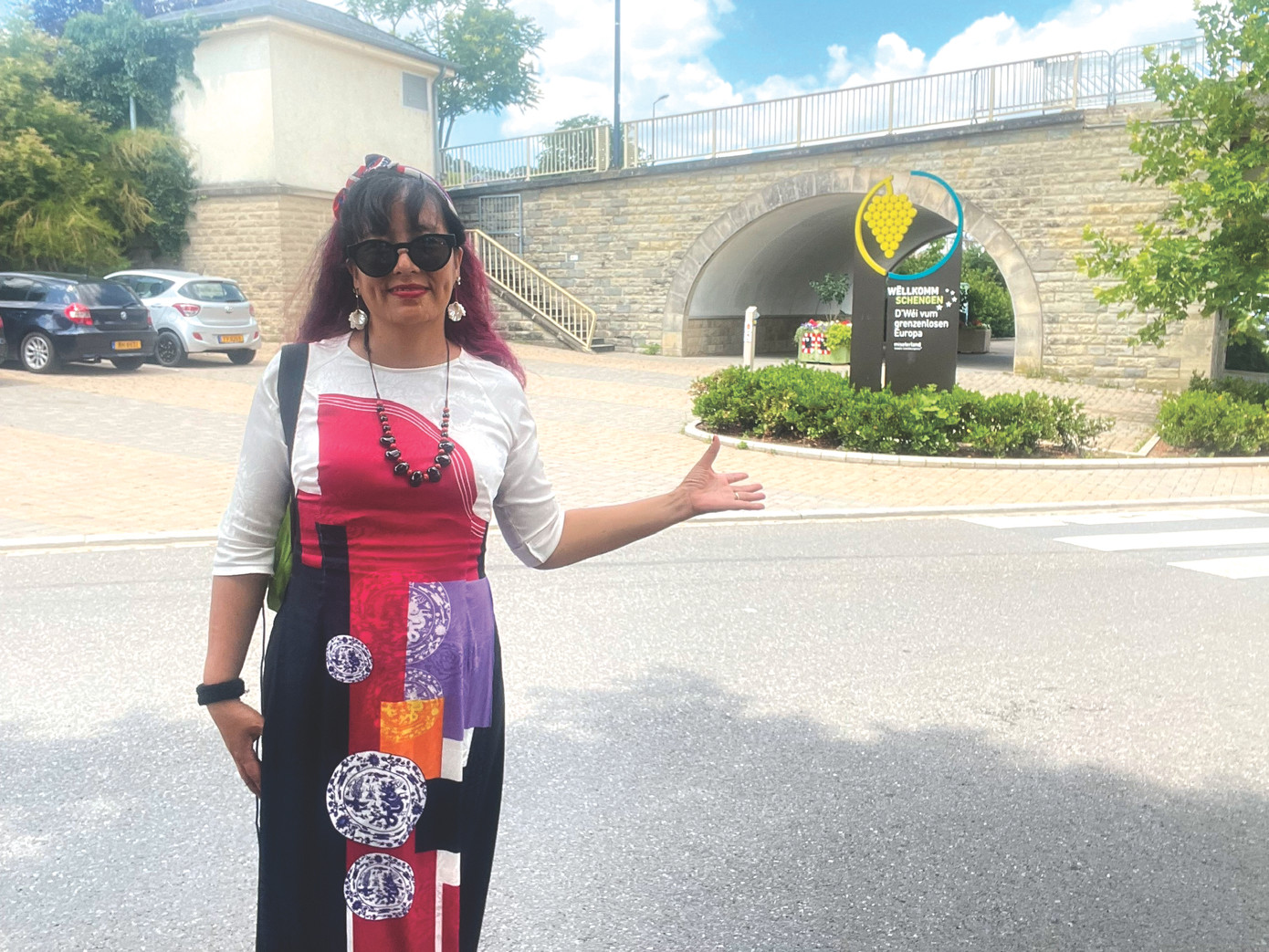 Tác giả tại cổng chào vào thị trấn Schengen