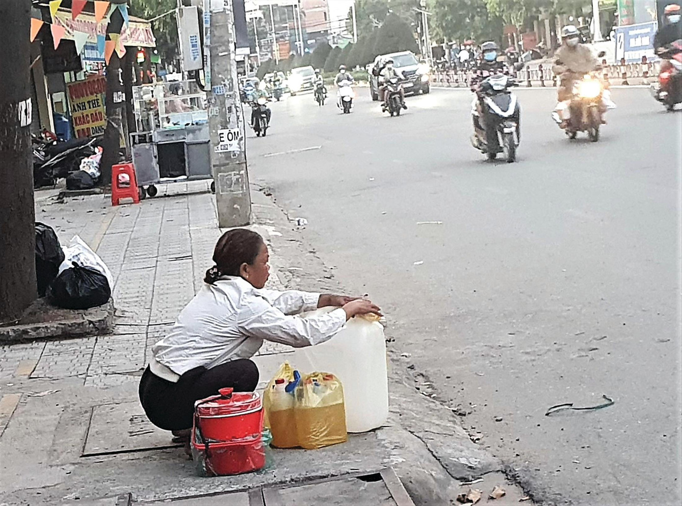 Người bán xăng lẻ xuất hiện trên đường phố Biên Hòa (Ðồng Nai). Ảnh chụp ngày 19/10 trên đường Ðồng Khởi, TP Biên Hòa. Ảnh: Mạnh Thắng Người bán xăng lẻ xuất hiện trên đường phố Biên Hòa (Ðồng Nai). Ảnh chụp ngày 19/10 trên đường Ðồng Khởi, TP Biên Hòa. Ảnh: Mạnh Thắng