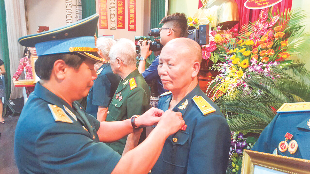 Trung tá Đinh Hữu Thuần nhận danh hiệu Anh hùng LLVT nhân dân năm 2015.