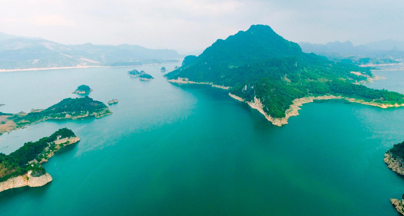 Một góc lòng hồ Hòa Bình với những hòn đảo sơn thủy hữu tình nhìn từ trên cao. Ảnh: Khai Tâm