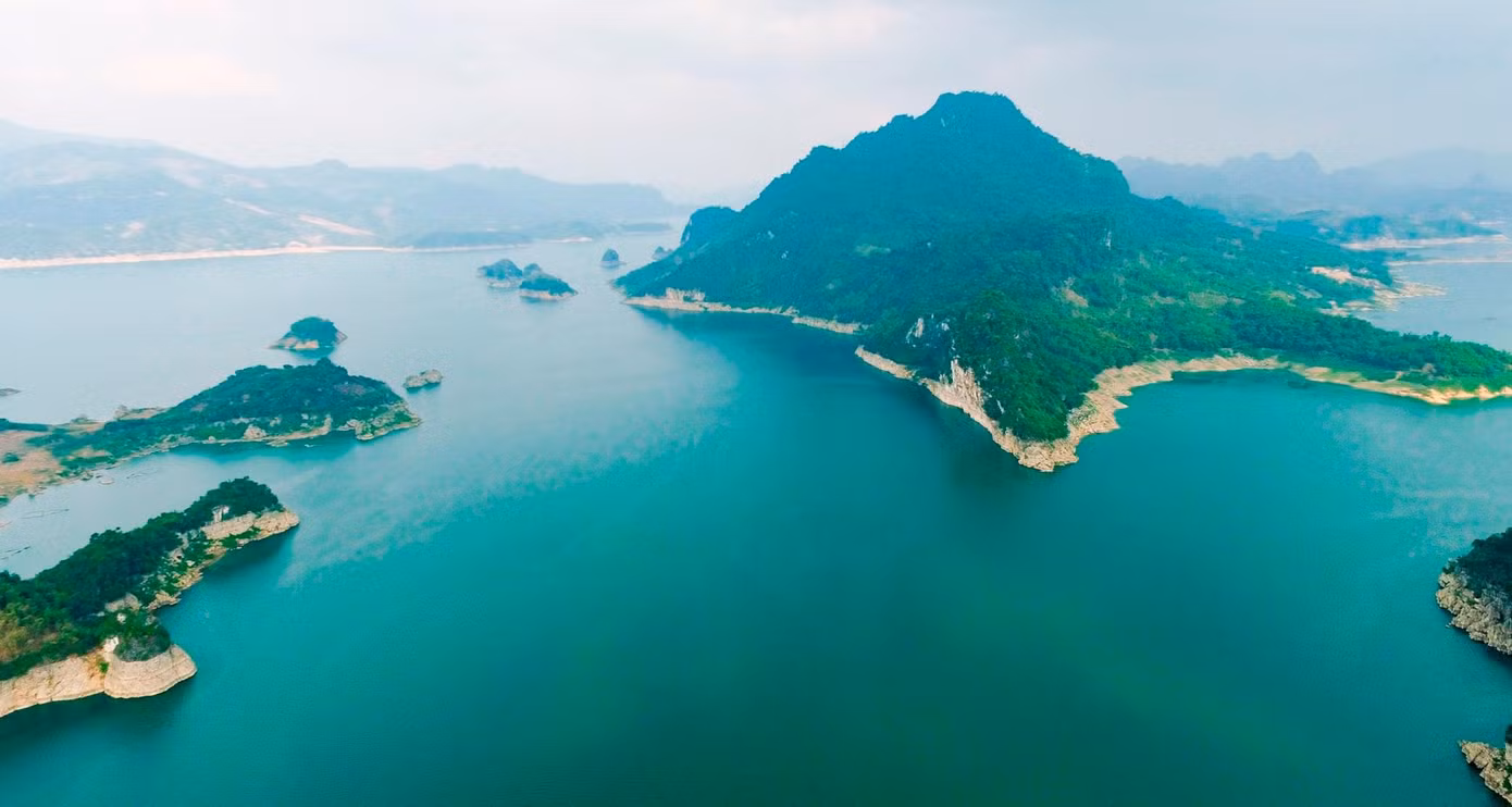 Một góc lòng hồ Hòa Bình với những hòn đảo sơn thủy hữu tình nhìn từ trên cao. Ảnh: Khai Tâm
