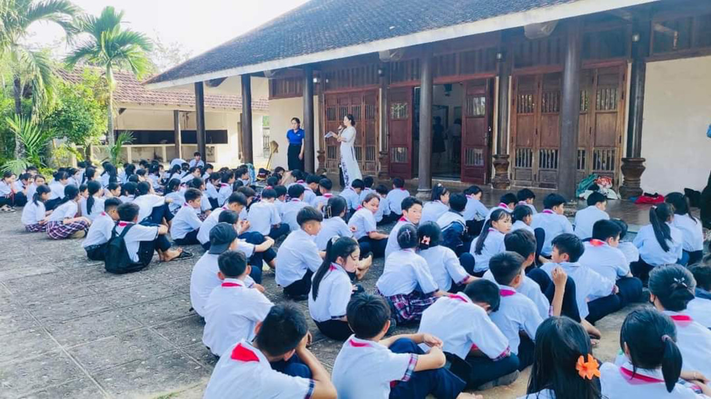 Học sinh trường THCS Võ Bẩm tại nhà lưu niệm mang tên người anh hùng mở đường Trường Sơn Võ Bẩm Học sinh trường THCS Võ Bẩm tại nhà lưu niệm mang tên người anh hùng mở đường Trường Sơn Võ Bẩm