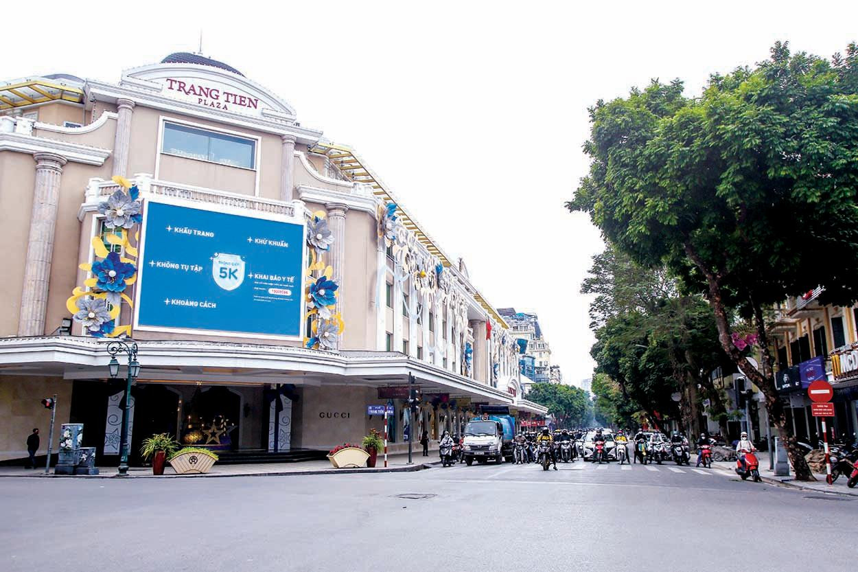 Năm 2022, UBND quận Hoàn Kiếm đặt mục tiêu sớm khôi phục hoạt động kinh doanh trên địa bàn trong điều kiện vẫn phải ứng phó với dịch bệnh. Ảnh: Duy Phạm