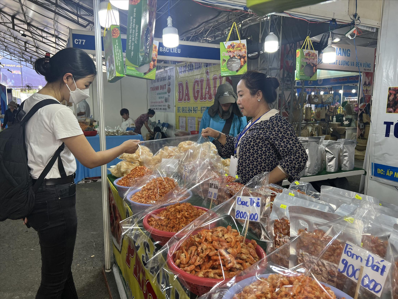 Người dân TPHCM sắm Tết sớm ở hội chợ ngày 17/11. Ảnh: H.C