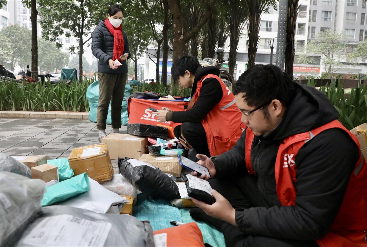 Áp Tết shipper mỗi ngày tại Hà Nội giao hàng trăm đơn hàng cho khách. Ảnh: Thành Đạt Áp Tết shipper mỗi ngày tại Hà Nội giao hàng trăm đơn hàng cho khách. Ảnh: Thành Đạt