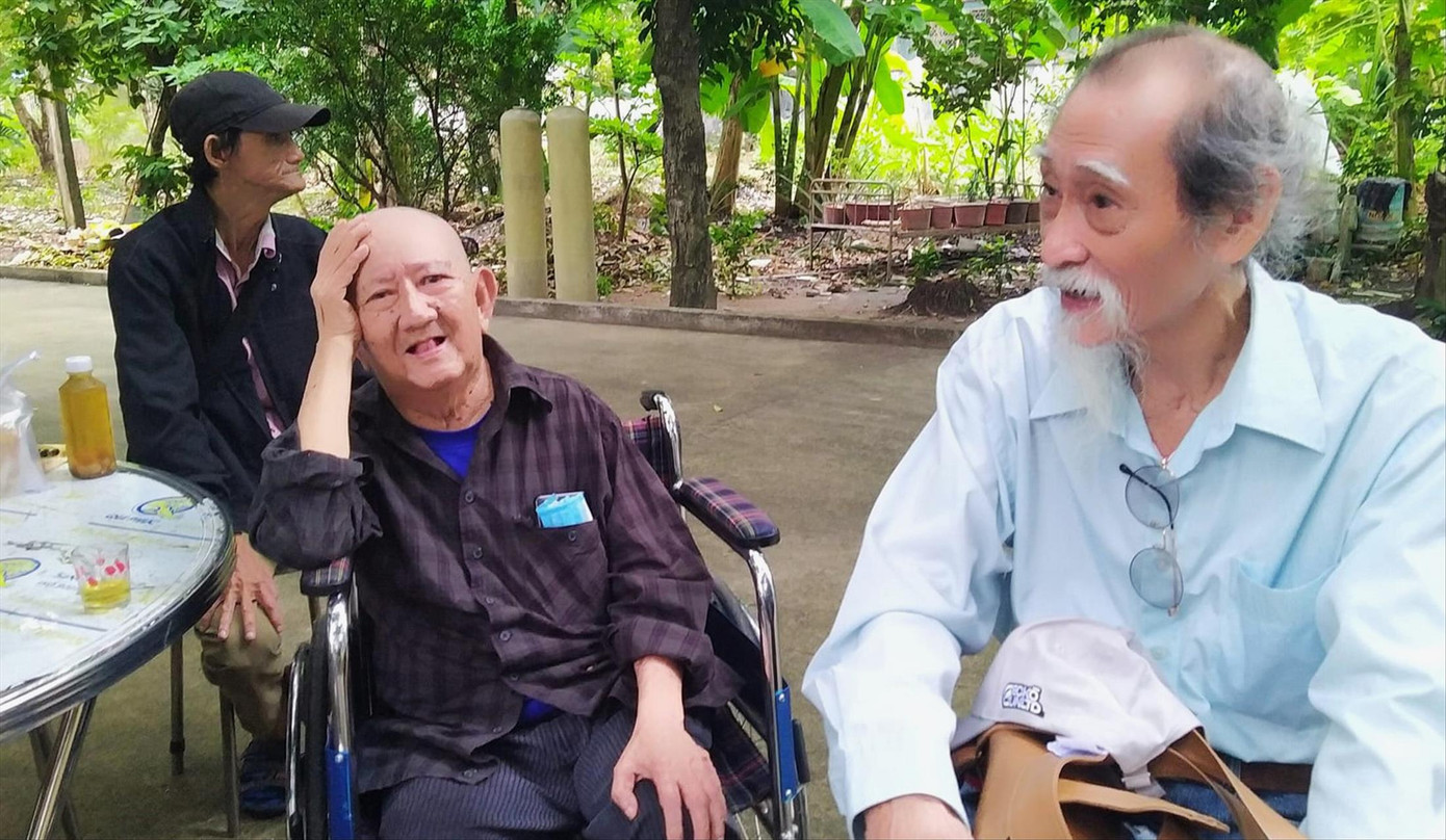 Nhà văn Mạc Can và các bạn văn nghệ tại Viện dưỡng lão Nghệ sĩ. Ảnh: Trần Nguyên Anh Nhà văn Mạc Can và các bạn văn nghệ tại Viện dưỡng lão Nghệ sĩ. Ảnh: Trần Nguyên Anh