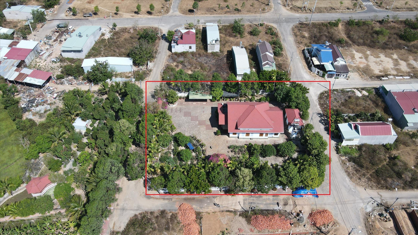 Căn nhà của bà Nguyễn Thị Ánh, vợ cựu Bí thư Thành ủy Kon Tum (dấu X ) có vị trí 4 mặt tiền. Ảnh: Trần Hóa Căn nhà của bà Nguyễn Thị Ánh, vợ cựu Bí thư Thành ủy Kon Tum (dấu X ) có vị trí 4 mặt tiền. Ảnh: Trần Hóa