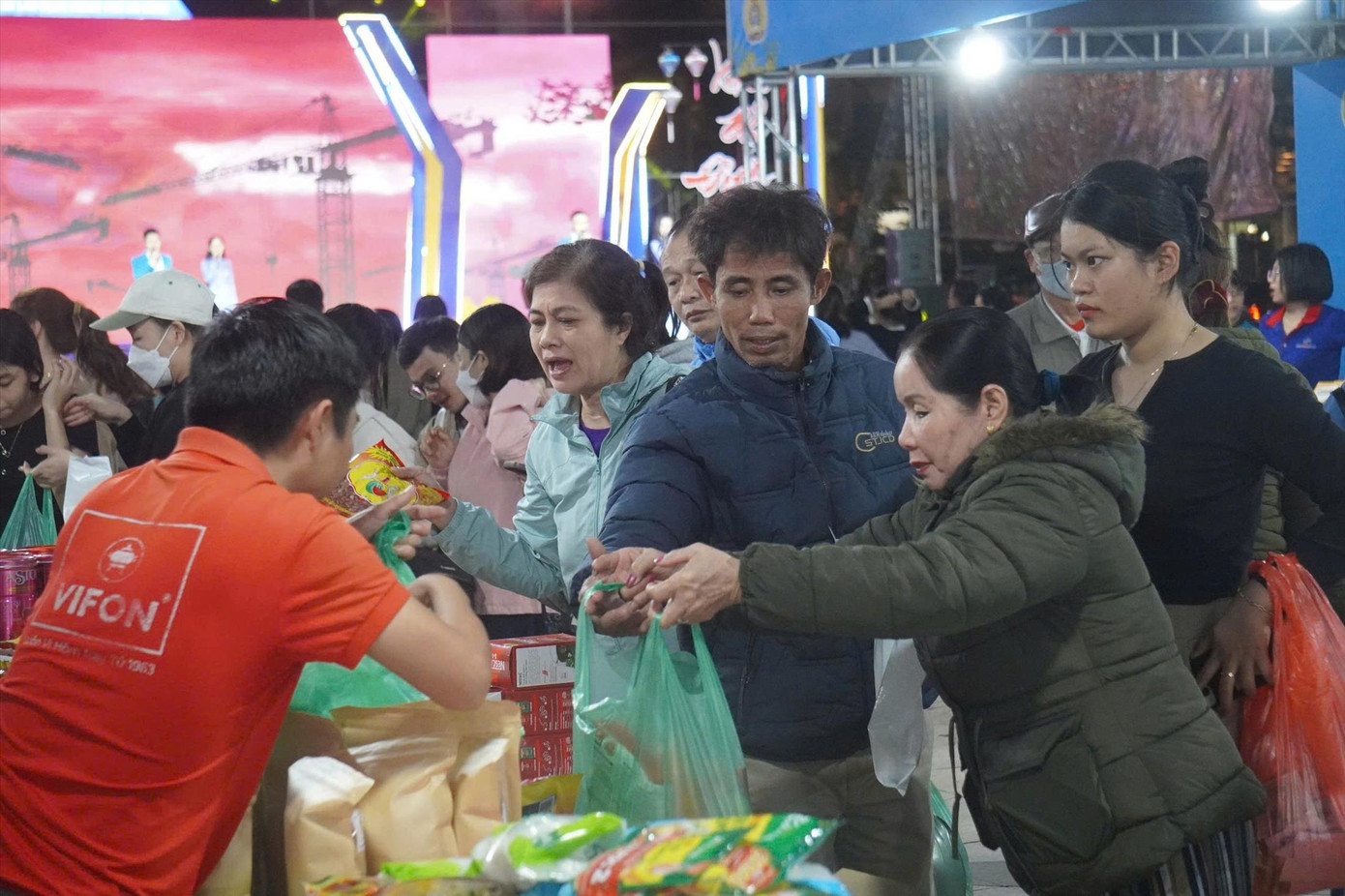 Công nhân Đà Nẵng được hỗ trợ mua sắm Tết với phiếu mua hàng miễn phí