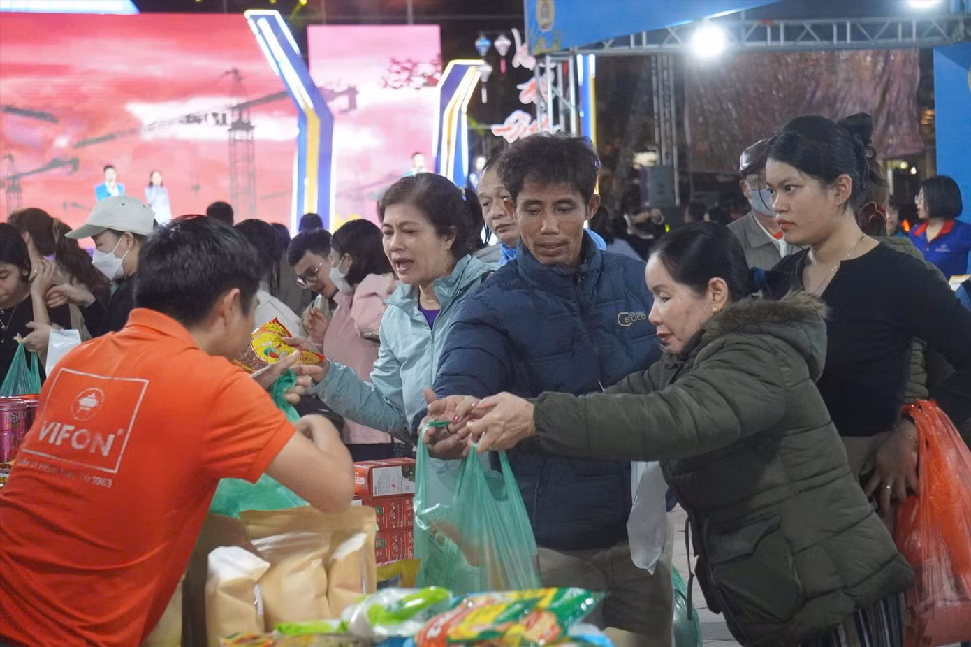 Công nhân Đà Nẵng được hỗ trợ mua sắm Tết với phiếu mua hàng miễn phí