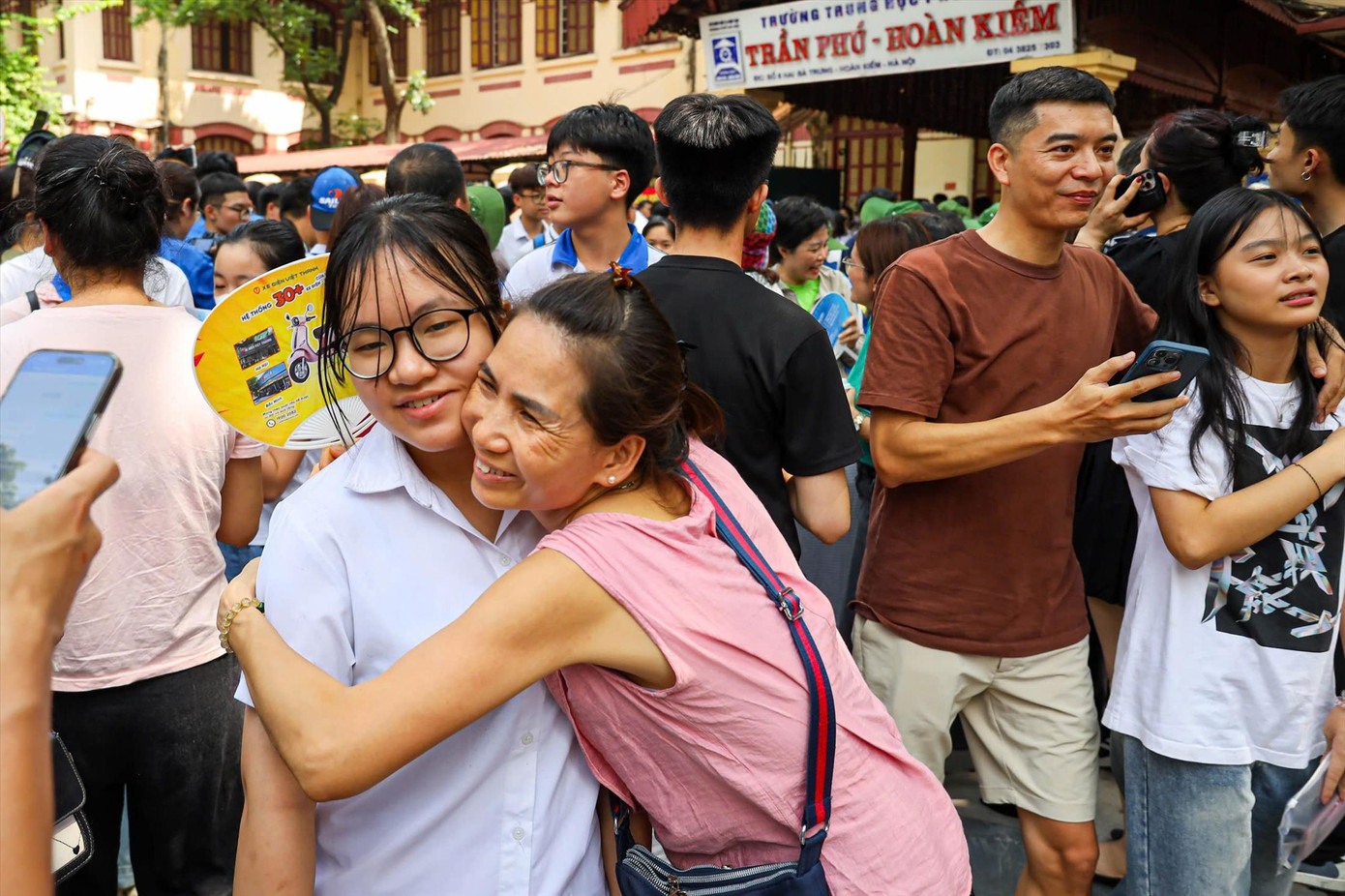 Phụ huynh phấn khởi khi con đã kết thúc kì thi tuyển sinh lớp 10. Ảnh: ĐỨC NGUYỄN