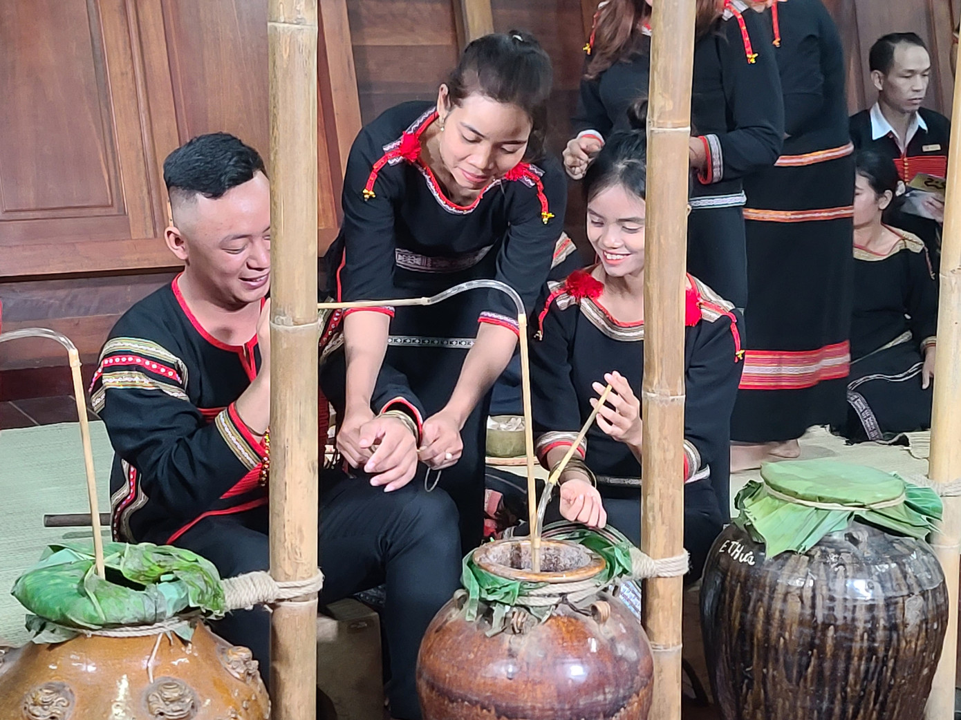 Gia đình, họ hàng trao quà cho đôi vợ chồng trẻ Gia đình, họ hàng trao quà cho đôi vợ chồng trẻ