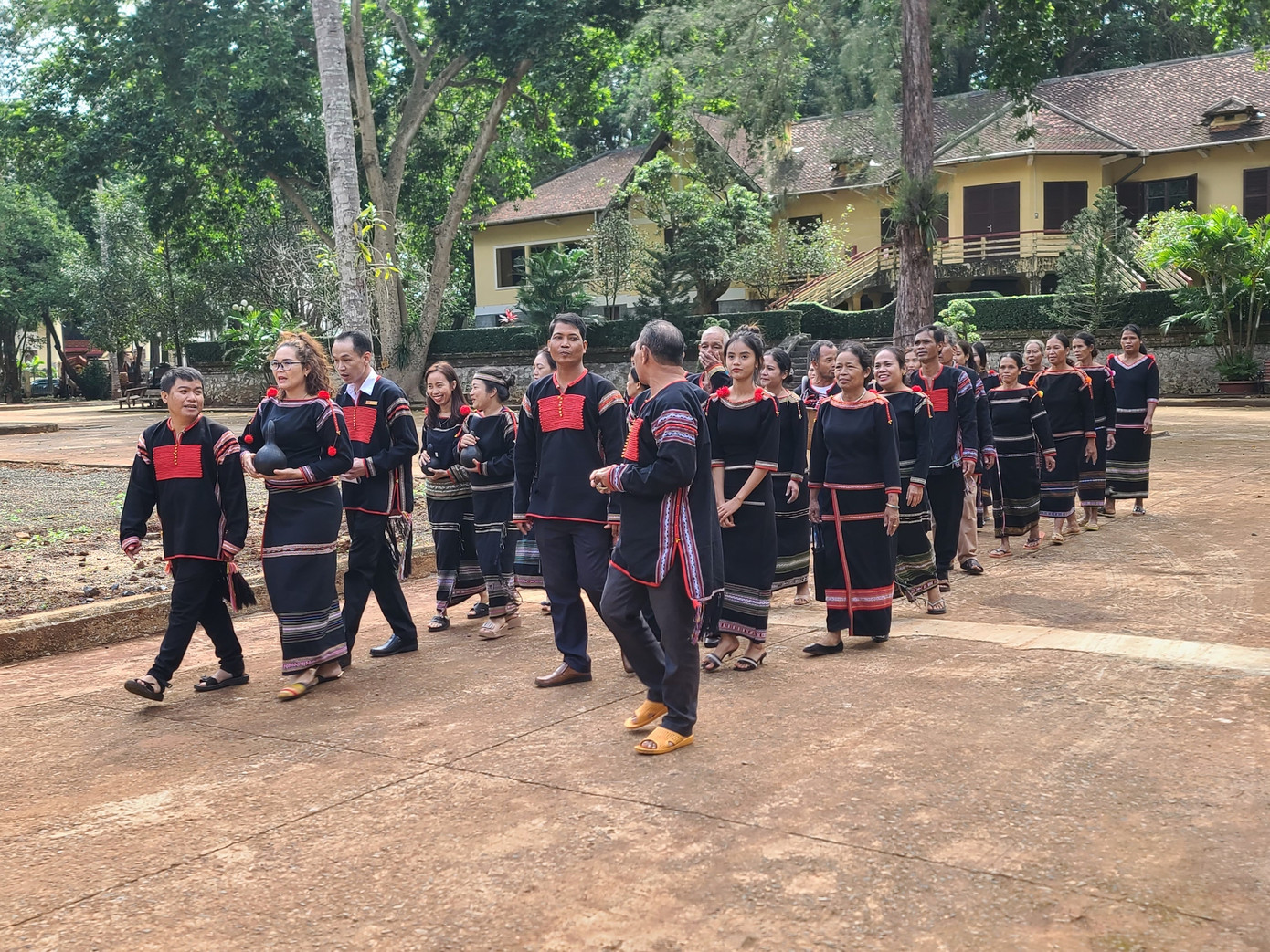 Đoàn rước rể di chuyển về nhà gái Đoàn rước rể di chuyển về nhà gái