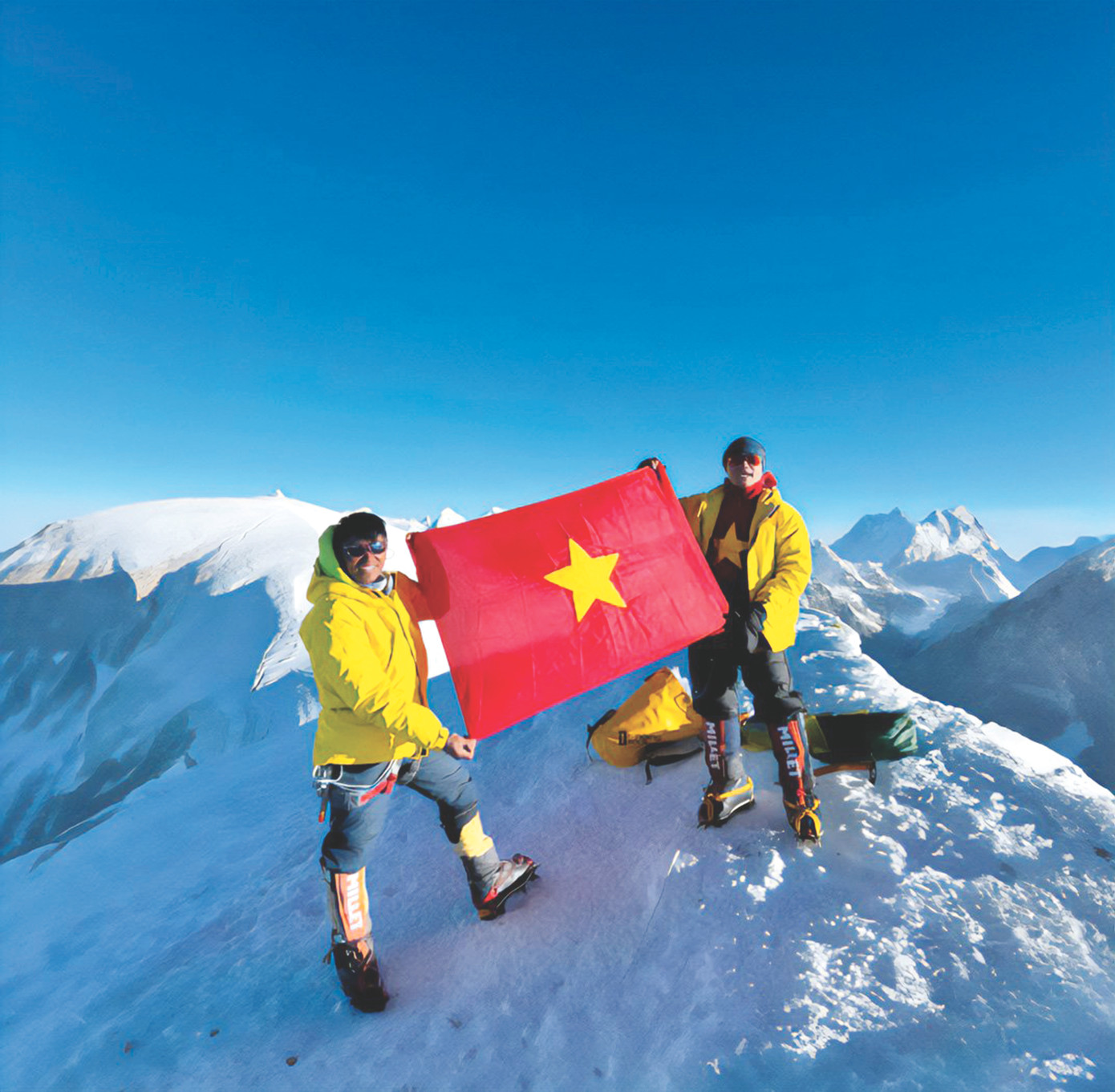 Temba Bhote cùng Nguyễn Mạnh Duy - trên đỉnh Merapeak 4/2023