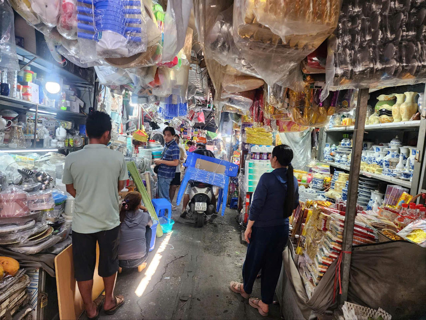 Bên trong chợ Láng Thượng