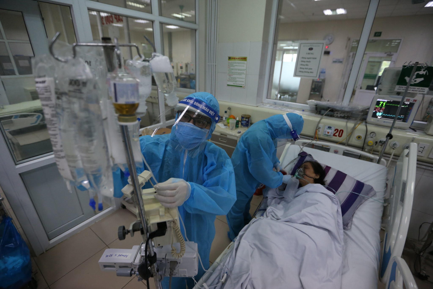 Chăm sóc, điều trị bệnh nhân COVID-19. Ảnh: Hoàng Mạnh Thắng