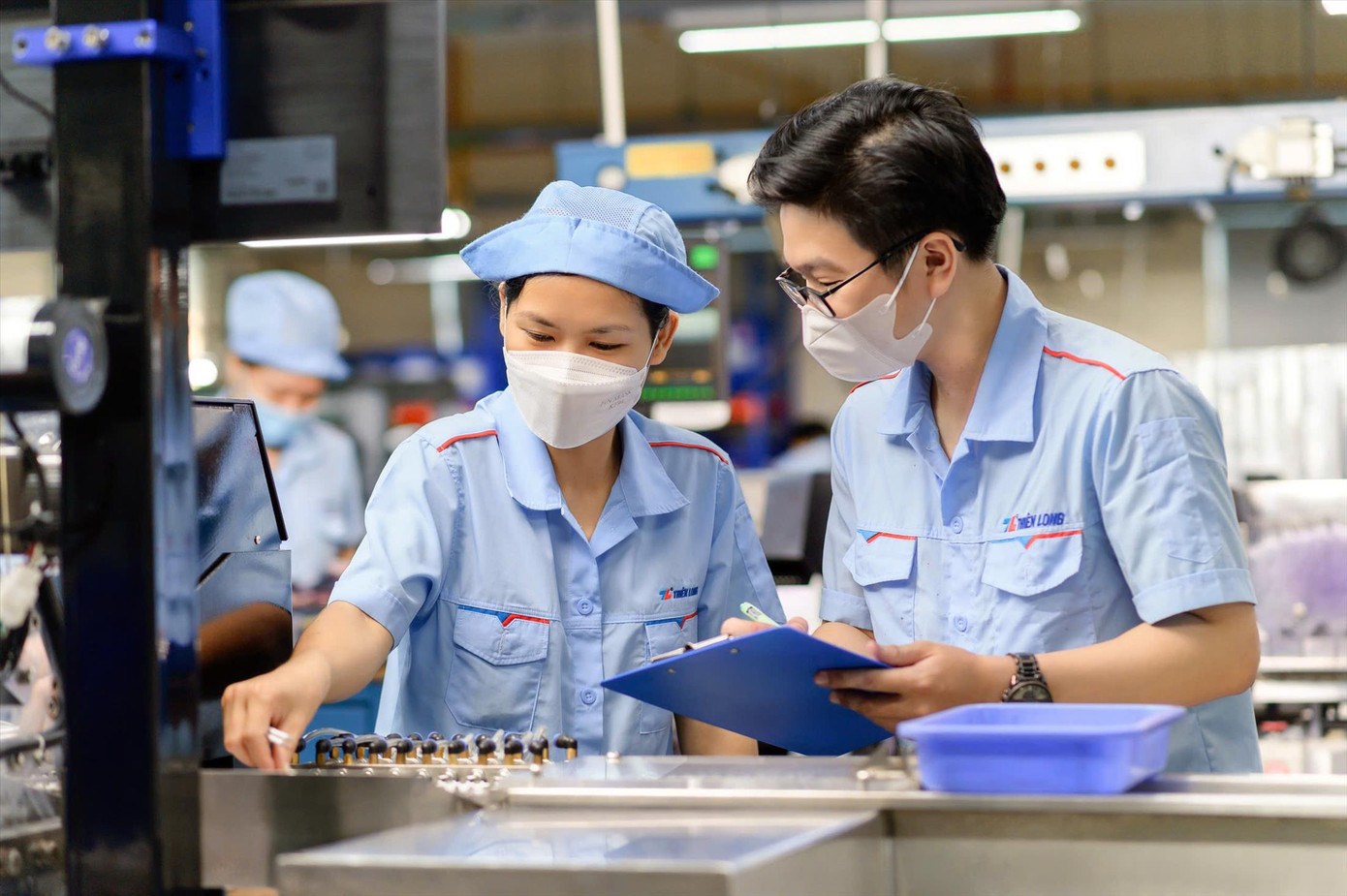 Các công nhân Công ty Thiên Long kiểm tra sản phẩm bút bi làm từ nhựa tái chế. Ảnh: U.P Các công nhân Công ty Thiên Long kiểm tra sản phẩm bút bi làm từ nhựa tái chế. Ảnh: U.P